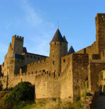 Castelo na cor marrom, com a arquitetura da  poca do final da Idade M dia (mundo moderno)  C u limpo 